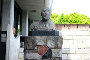 安井誠一郎の銅像