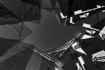 Altstadtdächer in Rovinj, Kroatien, Mehrfachbelichtung in schwarz-weiss