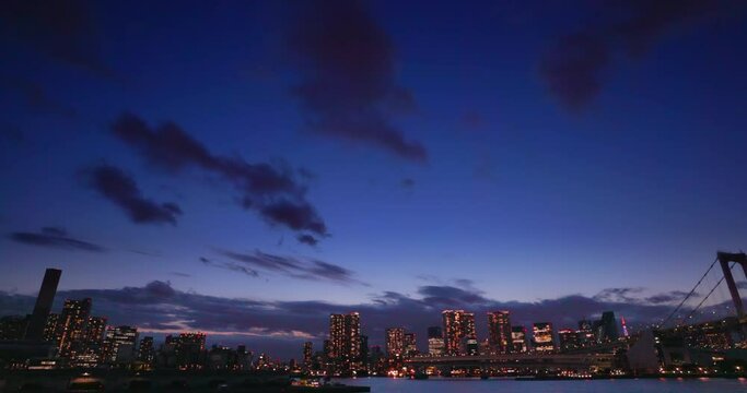 街の明かりが綺麗な夕暮れの東京のビル群
