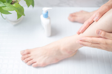 ボディケアする男性