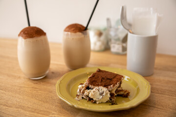 おしゃれなカフェでデザートと飲み物　cafe ティラミス