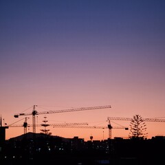 Obras en construcción al atardecer; Construction works at sunset