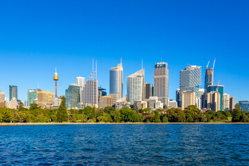 朝のオーストラリア・シドニーで見た、高層ビルが立ち並ぶ都市景観と快晴の青空