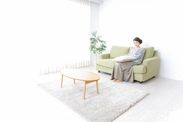 家でリラックスする一人暮らしの女性