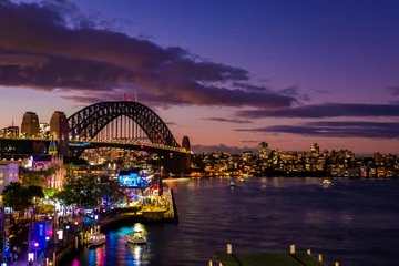 Foto op Plexiglas オーストラリアのシドニーで見た、ハーバーブリッジ周辺の夜景と、夕焼けから夜に変わったばかりの空 © 和紀 神谷