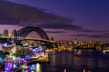 Fototapeta na wymiar オーストラリアのシドニーで見た、ハーバーブリッジ周辺の夜景と、夕焼けから夜に変わったばかりの空