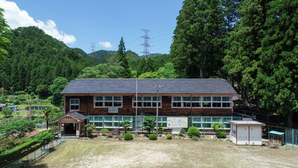 Fototapeta na wymiar 木造校舎の小学校