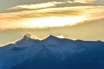Fototapeta na wymiar 展望台から見た幻想的な朝焼けに染まる十勝連峰の情景＠北海道