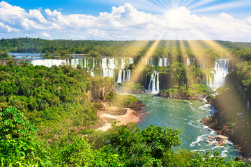 イグアスの滝に差し込む太陽光線 - obrazy, fototapety, plakaty