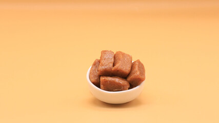 Stir-fried tamarind, put on a white plate, ready to eat
