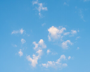 ciel bleu avec quelques nuages