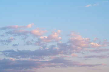  quelques nuages au coucher du soleil