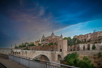 Fototapeta premium Impresionante vista panorámica de la hermosa puesta de sol sobre el casco antiguo de Toledo. Destino de viaje España 