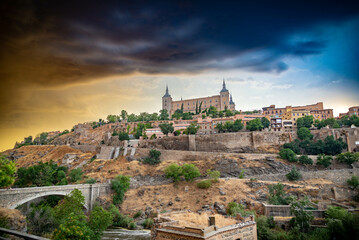 Fototapeta na wymiar Impresionante vista panorámica de la hermosa puesta de sol sobre el casco antiguo de Toledo. Destino de viaje España 