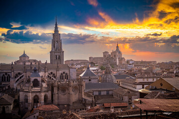 Fototapeta na wymiar Impresionante vista panorámica de la hermosa puesta de sol sobre el casco antiguo de Toledo. Destino de viaje España 