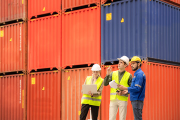 Customer service staff explain about container spec to his customer