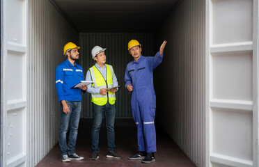 Customer service staff explain about container spec to his customer