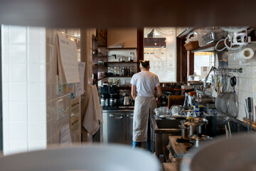 カフェのキッチンで働く女性スタッフ