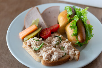 ハム、ピクルス、サンドイッチ、ホットドッグのランチプレート