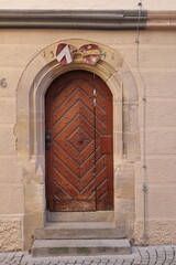 Alte Holztür an einem Historischen Gebäude in Tübingen am Neckar