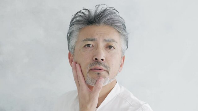 60p　美容・スキンケアするシニア男性