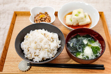 雑穀米入りごはんの食事