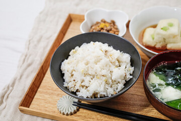 雑穀米入りごはんの食事