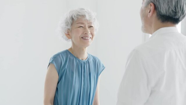 60p　会話するシニア夫婦・カップル