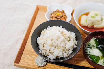 雑穀米入りごはんの食事