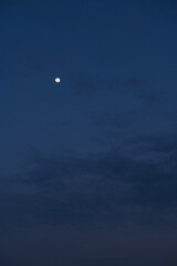 夜の月