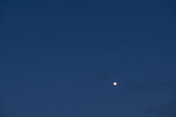 夜の月