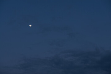 夜の月