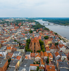 Toruń, widok z lotu ptaka na średniowieczną część miasta, w tle katedra Św. Jana - obrazy, fototapety, plakaty