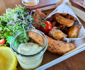 Fisch und Chips mit Salat auf einem Teller angerichtet