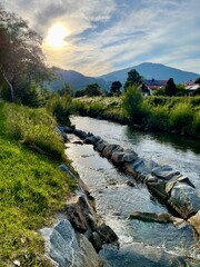 Spaziergang am Bach in der Abenddämmerung in den Ammergauer Alpen in Bayern im Sommer