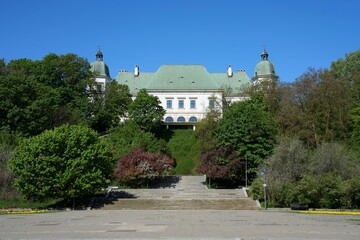 Obraz premium Castle at Ujazdow in baths park in Warsaw capital city of Poland