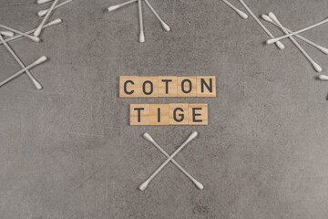 coton tige en plastique avec mots écrit sur des carré de bois