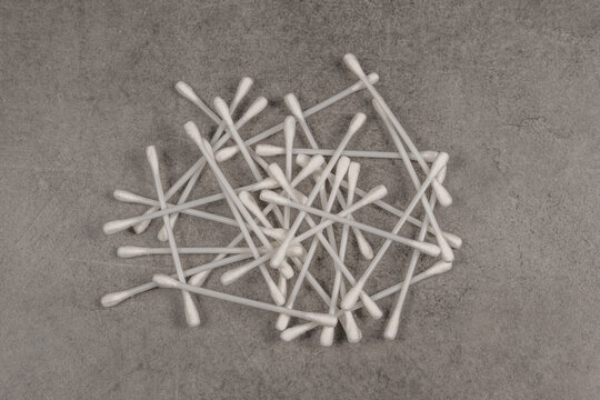 coton tige en tas sur une surface grise