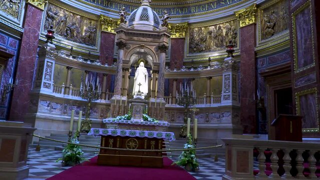 Particolare dell'altare  con cupola della chiesa di Santo Stefano a Budapest