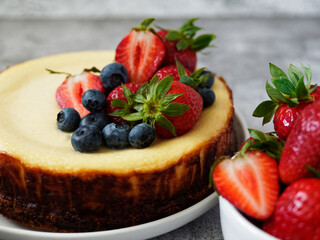 cheesecake with berries