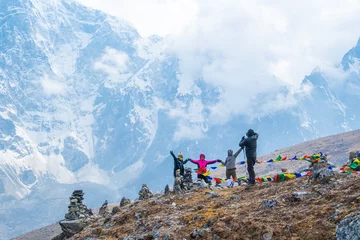 Crédence de cuisine en verre imprimé Ama Dablam Trekkers and colorful prayer flags on the Everest Base Camp trek in Himalayas, Nepal. View of Mount Everest and Mountain Peak Nuptse