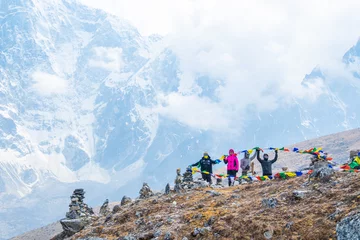 Crédence de cuisine en verre imprimé Everest Trekkers and colorful prayer flags on the Everest Base Camp trek in Himalayas, Nepal. View of Mount Everest and Mountain Peak Nuptse
