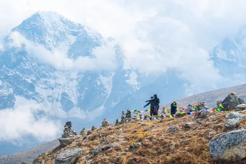 Crédence de cuisine en verre imprimé Makalu Trekkers and colorful prayer flags on the Everest Base Camp trek in Himalayas, Nepal. View of Mount Everest and Mountain Peak Nuptse