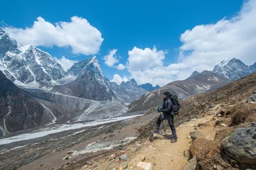 Deurstickers Makalu uitzicht vanaf Kala Patthar van Himalaya-bergen met prachtige wolken aan de hemel en Khumbu-gletsjer, weg naar Mt Everest-basiskamp, Khumbu-vallei, nationaal park Sagarmatha, Nepal.