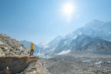 Crédence de cuisine en verre imprimé Ama Dablam Female backpacker enjoying the view on mountain walk in Himalayas. Everest Base Camp trail route, Nepal trekking, Himalaya tourism