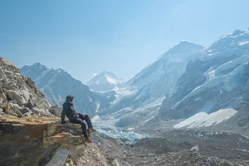 Crédence de cuisine en verre imprimé Ama Dablam Male backpacker enjoying the view on mountain walk in Himalayas. Everest Base Camp trail route, Nepal trekking, Himalaya tourism.