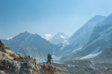 Photo sur Plexiglas Ama Dablam Male backpacker enjoying the view on mountain walk in Himalayas. Everest Base Camp trail route, Nepal trekking, Himalaya tourism.