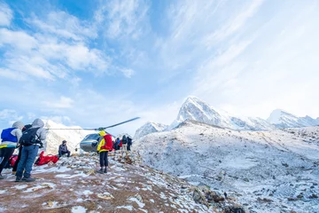 Crédence de cuisine en verre imprimé Himalaya Gorakshep rescue helicopter in action Himalayas Nepal, small settlement that sits at its edge at 5,164 m elevation, near Mount Everest