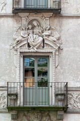 Fototapeta na wymiar kleiner Balkon mit Skulpturen
