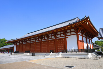 奈良市の世界文化遺産薬師寺の広大な食堂